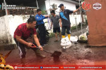 Gotong Royong, Bersihkan Lumpur dan Material Akibat Banjir