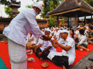 Bertepatan Rahina Purnama Kasa, Pegawai Kantor Camat Buleleng Laksanakan Persembahyangan Bersama