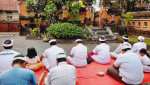 Persembahyangan Bersama Serangkaian Memperingati Tumpek Wariga di Padmasana Kantor Camat Buleleng