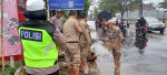 Akibat Hujan Deras Beberapa Ruas Jalan Terendam Banjir, Sat Pol PP Kecamatan Buleleng Pantau Serta Laksanakan Gotong Royong di Jalan A Yani Barat.