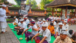 Bertepatan Rahina Purnama Kapitu, Pegawai Kantor Camat Buleleng Laksanakan Persembahyangan Bersama