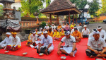 Bertepatan Rahina Tilem Kenem, Pegawai Kantor Camat Buleleng Laksanakan Persembahyangan Bersama