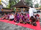 Upacara Ngelemekin Piodalan di Parhyangan Padmasana Kantor Camat Buleleng