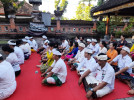 Rahina Tilem Sasih Mala Jiyestha, Pegawai Kantor Camat Buleleng Laksanakan Persembahyangan di Parhyangan Padmasana Kantor Camat Buleleng