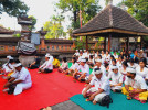 Bertepatan Rahina Purnama Karo, Pegawai Kantor Camat Buleleng Laksanakan Persembahyangan Bersama